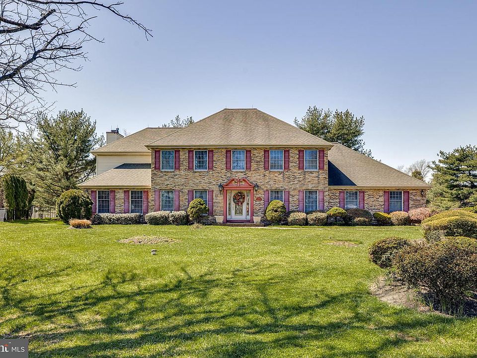 1st image of 30 Roberts Dr