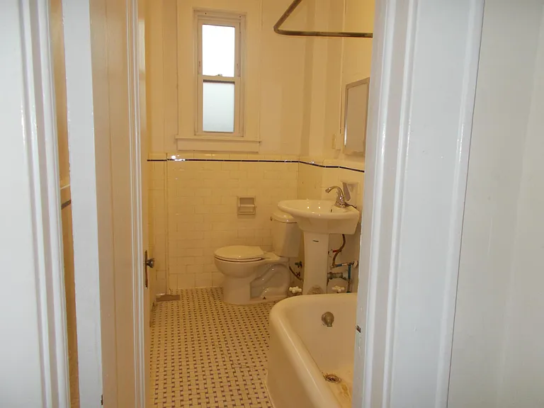 260 E Broad St #3 — Photo 9
