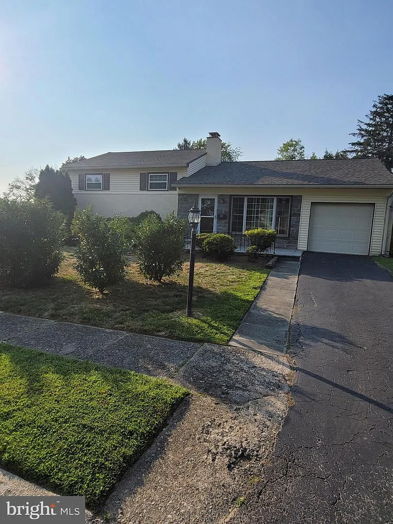 4 bed, 2218 sqft, $3,300 — Photo 2