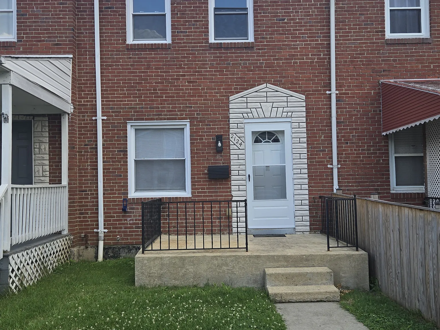 3 bed, 1.5 bath, 1200 sqft, $2,000 — Photo 1