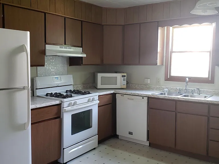 Kitchen w/ appliances