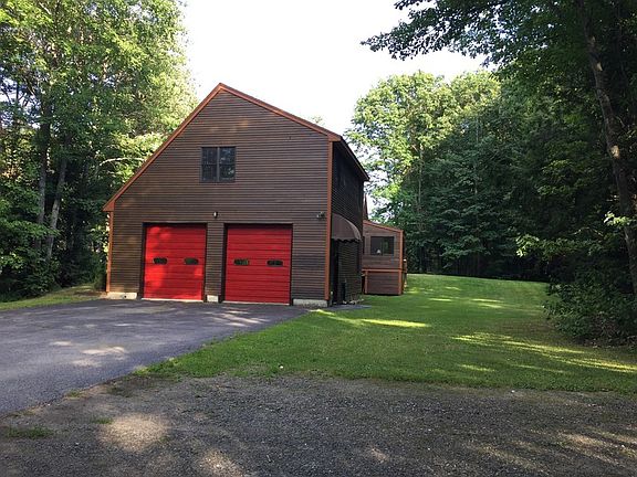 Attached 2nd Garage : View of the attached 2nd garage with the upstairs 900sqft room.