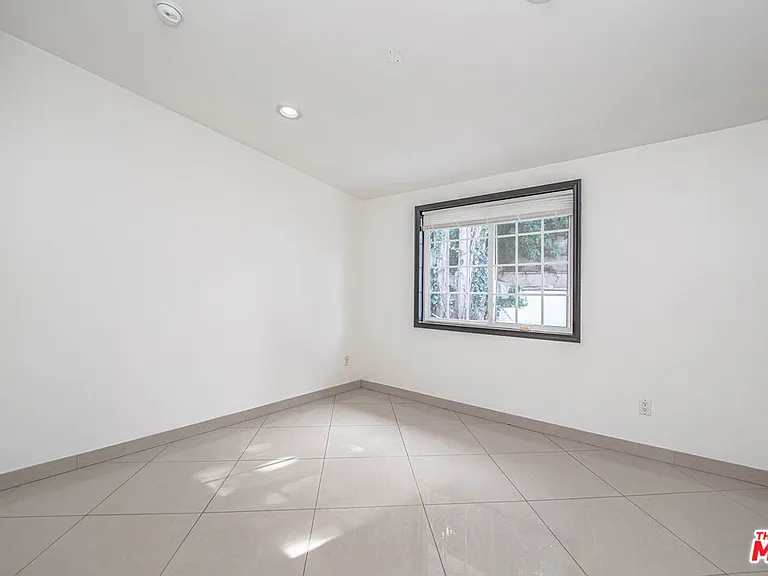 20746 Clarendon St — Photo 33