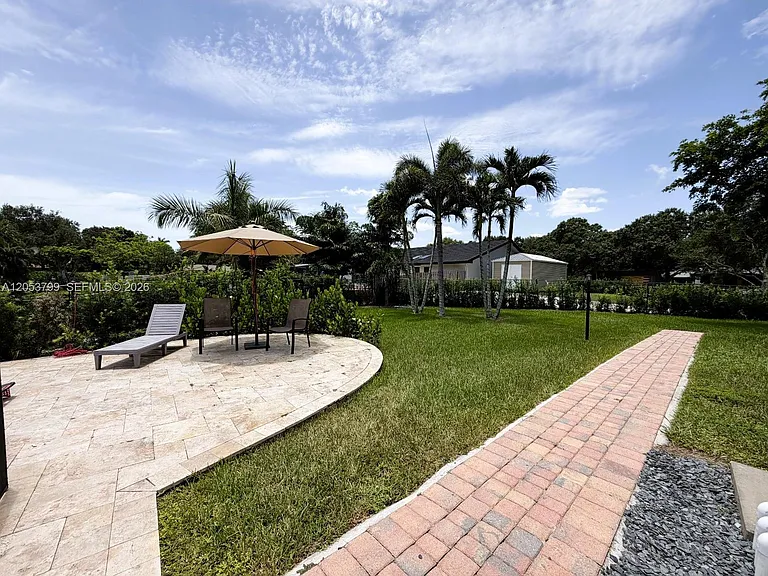 10950 SW 40th Ct — Photo 30