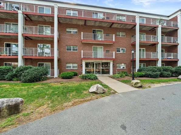26 Greentree Ln APT 24, Weymouth, MA 02190