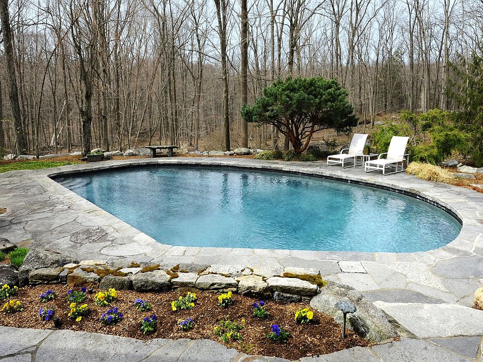 2nd image of 21 Mountain Wood Dr