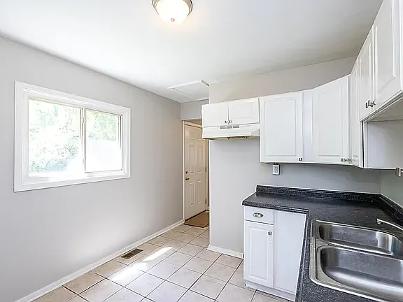 2028 E Clay St — Photo 11
