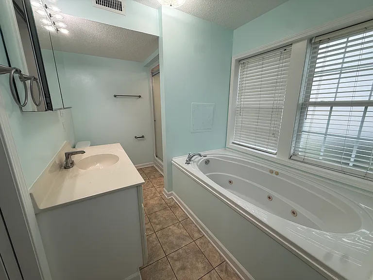 120 N Pinewood Dr #1 — Photo 15