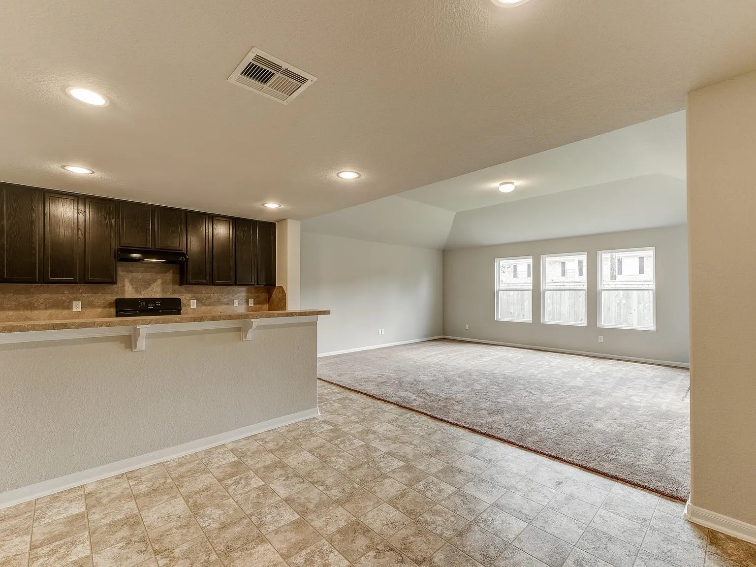 4 bed, 2.5 bath, 2793 sqft, $2,500 — Photo 3