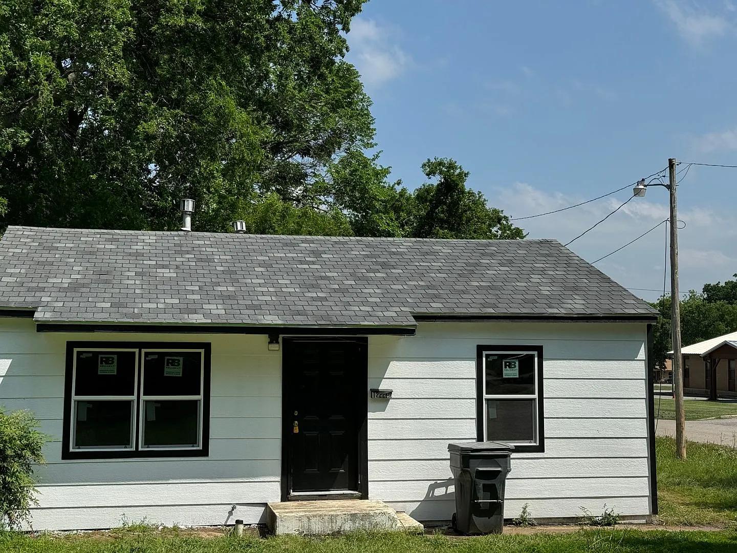 2 Bedroom 1 Bath Home, New Siding and Windows! — Photo 2