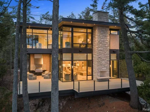 3087 Forrest Ave, Harbor Springs, MI 49740