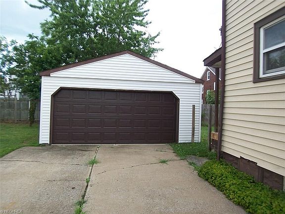 3rd image of 213 W 31st St