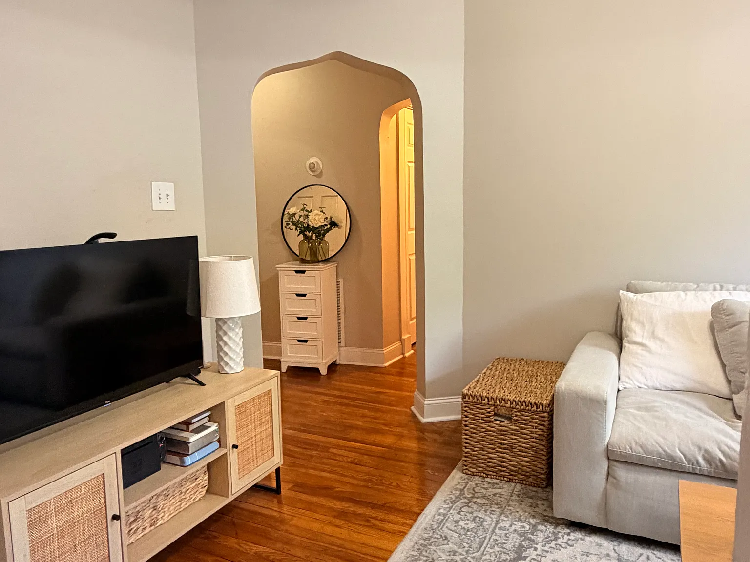 1 bed, 900 sqft, $1,300 — Photo 3