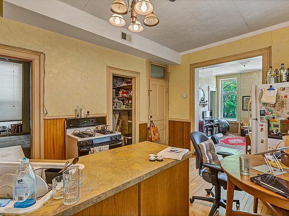 5th image of 1044 N Wood St #2F