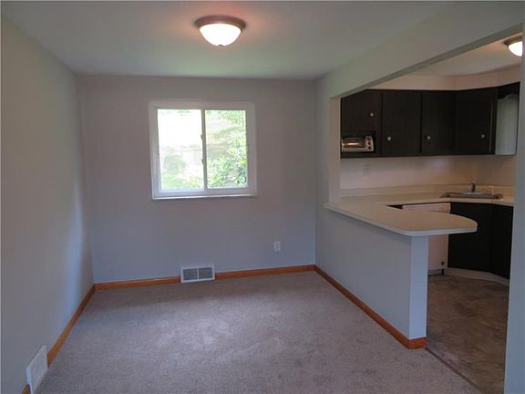 5th image of 156 Elmwood Dr