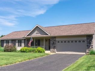 13220 Shutter Dr SE, Lowell, MI 49331