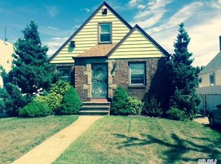 8251 263rd St, Glen Oaks, NY 11004