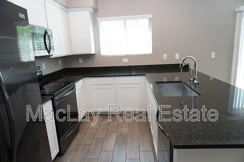 2 bed, 2.5 bath, 1370 sqft, $2,185 — Photo 3