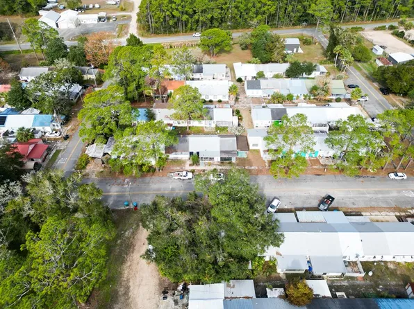 10-8 W Pine St, Lanark Village, FL 32323