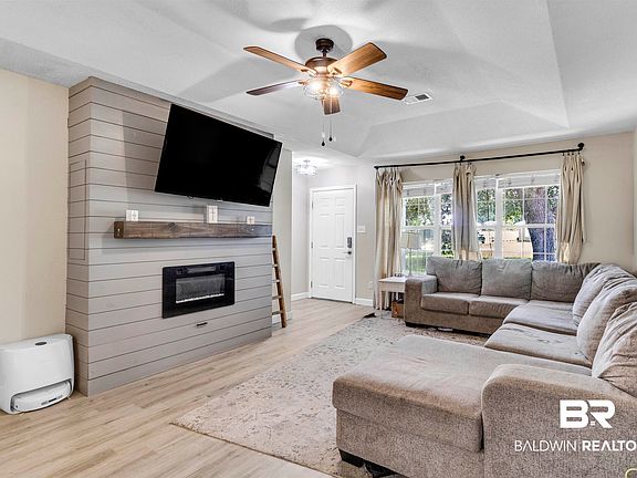 2nd image of 221 Howard Cir