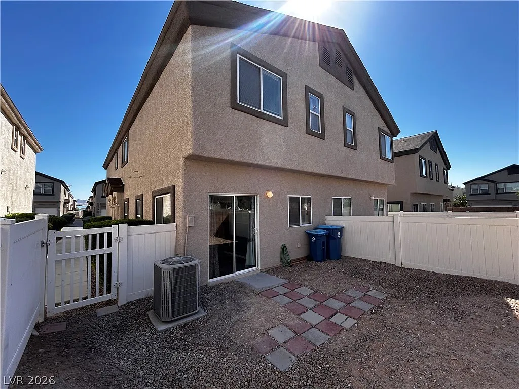 2 bed, 2.5 bath, 1170 sqft, $1,400 — Photo 3