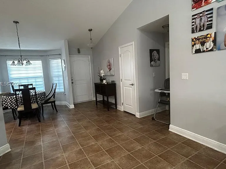 180 SW Voltair Ter — Photo 22