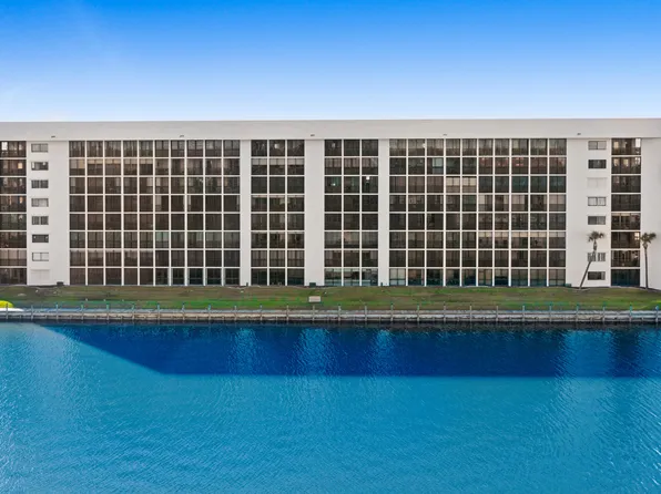 300 S Sykes Creek Pkwy APT 702, Merritt Island, FL 32952