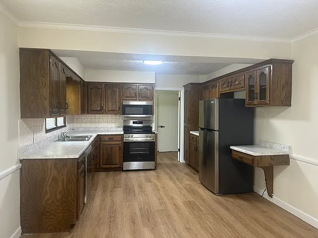 2310 S Kings Ave — Photo 2