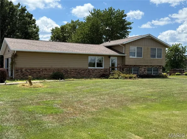 106 Johnson Ln, Raymond, IL 62560