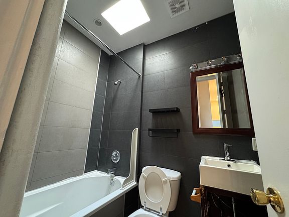 4th image of 171 Stanhope St APT 3R