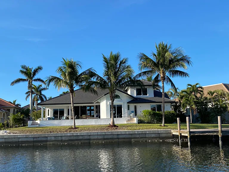 House on the water with possibility of arriving by boat