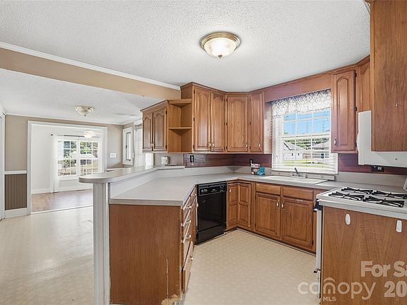 5th image of 208 Jackson Ter