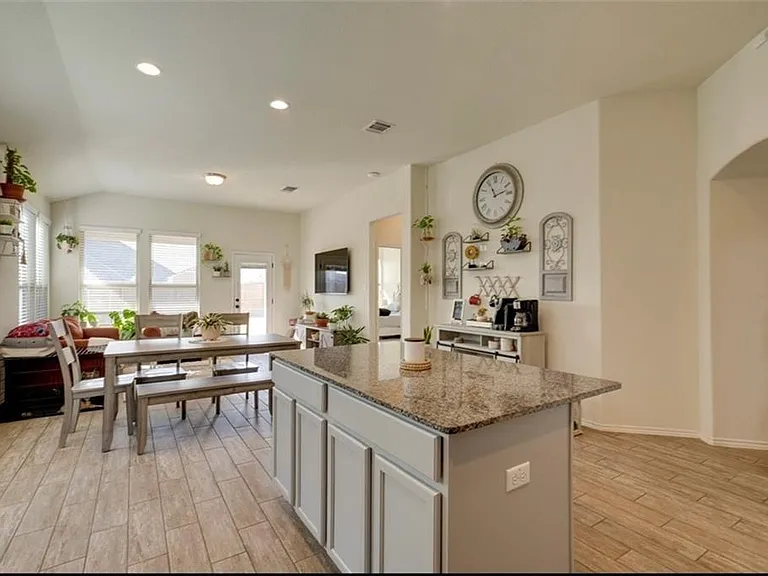 401 Duroc Dr — Photo 3