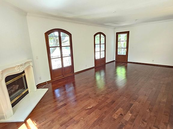 3rd image of 8932 Burton Way #B1