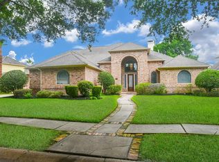 14 Lake Mist Dr, Sugar Land, TX 77479