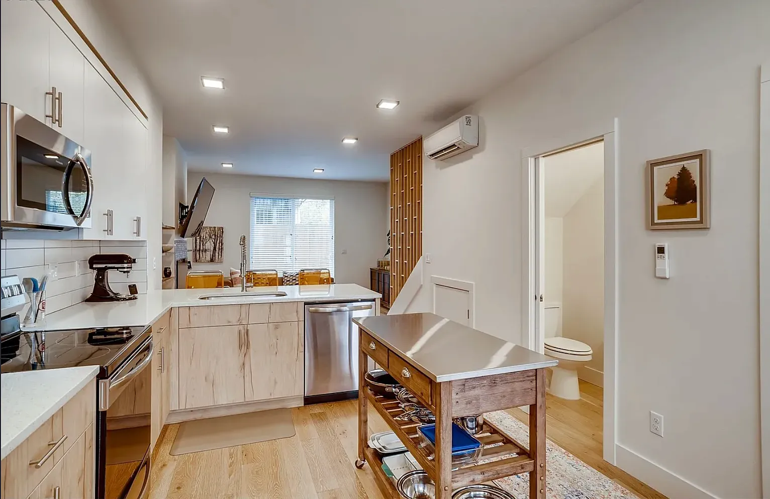 2 bed, 2.5 bath, 1055 sqft, $2,500 — Photo 3