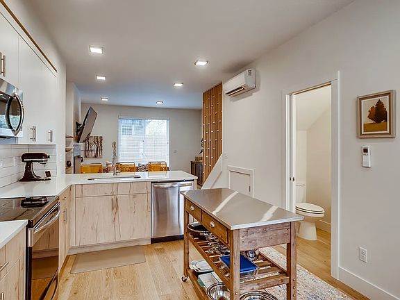 3rd image of 1281 N Jessup St