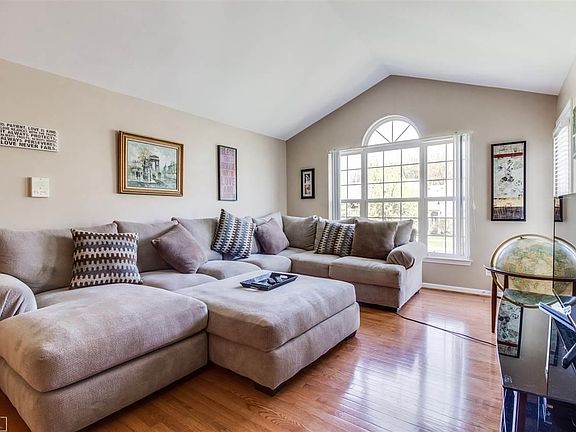 5th image of 4688 Berkshire Dr