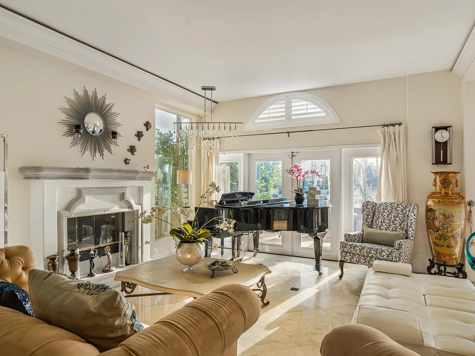 5 bed, 5.5 bath, 4065 sqft, $23,850 — Photo 2