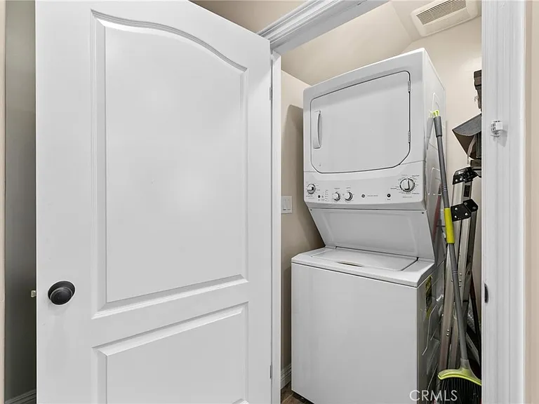 221 N Raymond Ave #8 — Photo 13