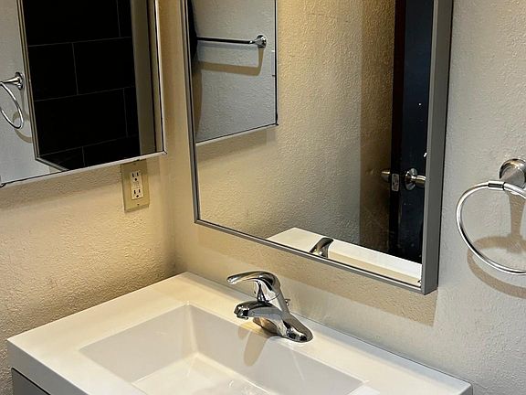 5th image of 347 Roosevelt St APT 1
