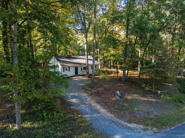 596 N Lakeshore Dr — Photo 2