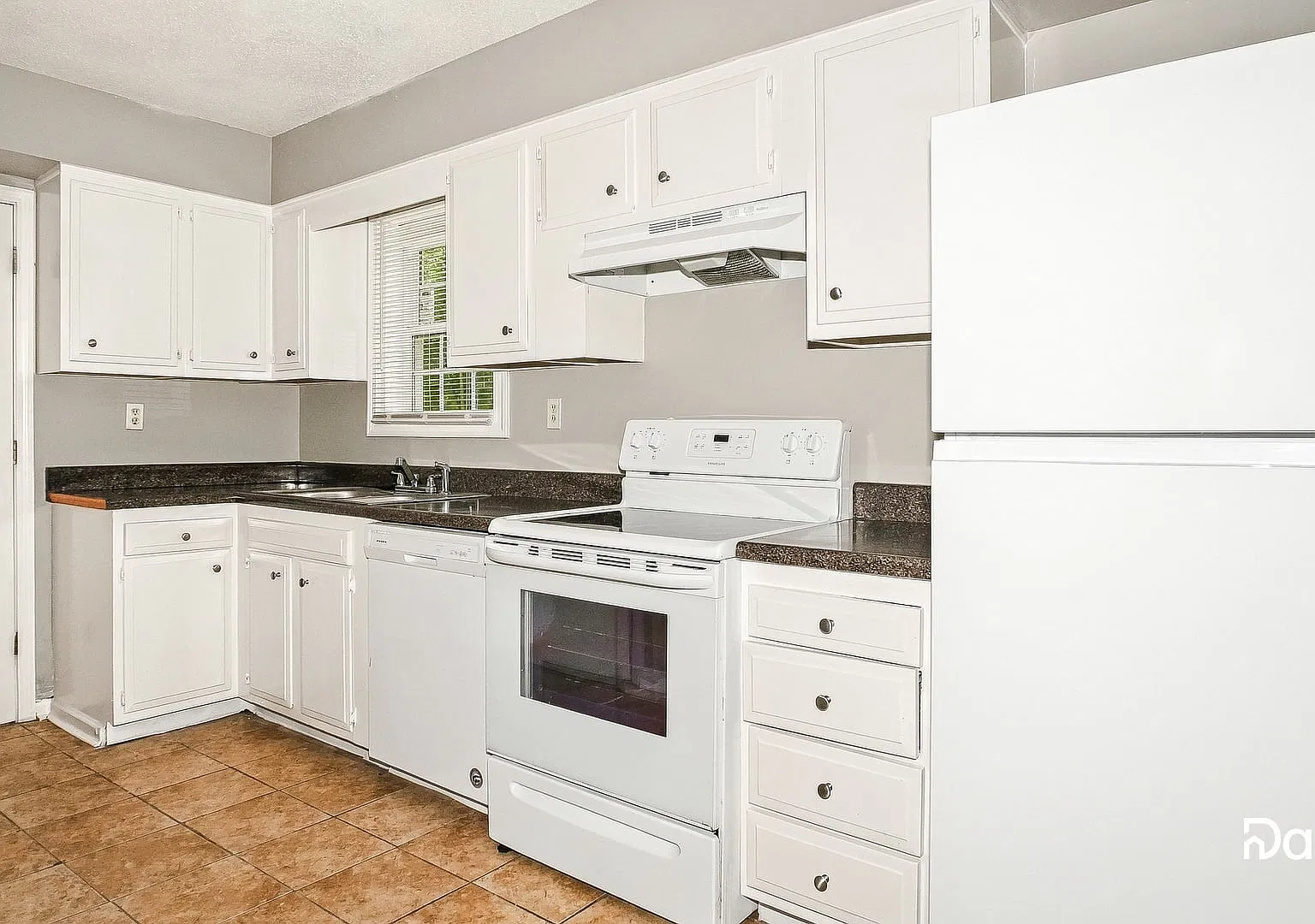 3 bed, 1.5 bath, 1228 sqft, $1,330 — Photo 2
