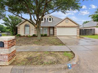 528 Meadowcrest Dr, Burleson, TX 76028