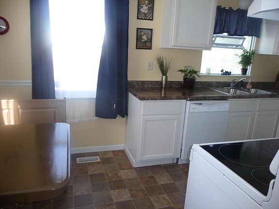 3rd image of 3381 Medina Ave