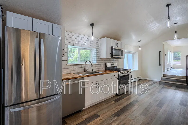 2 bed, 1.0 bath, 1100 sqft, $2,277 — Photo 2