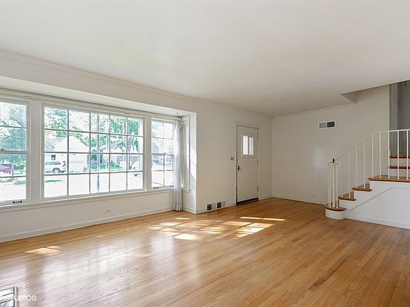 3rd image of 10 Williamsburg Ct