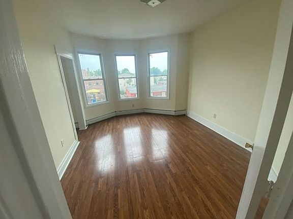 2nd image of 340 S 6th St #2NDFLR