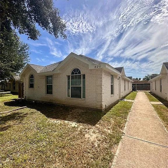 808 N Cross Ln #3 — Photo 1