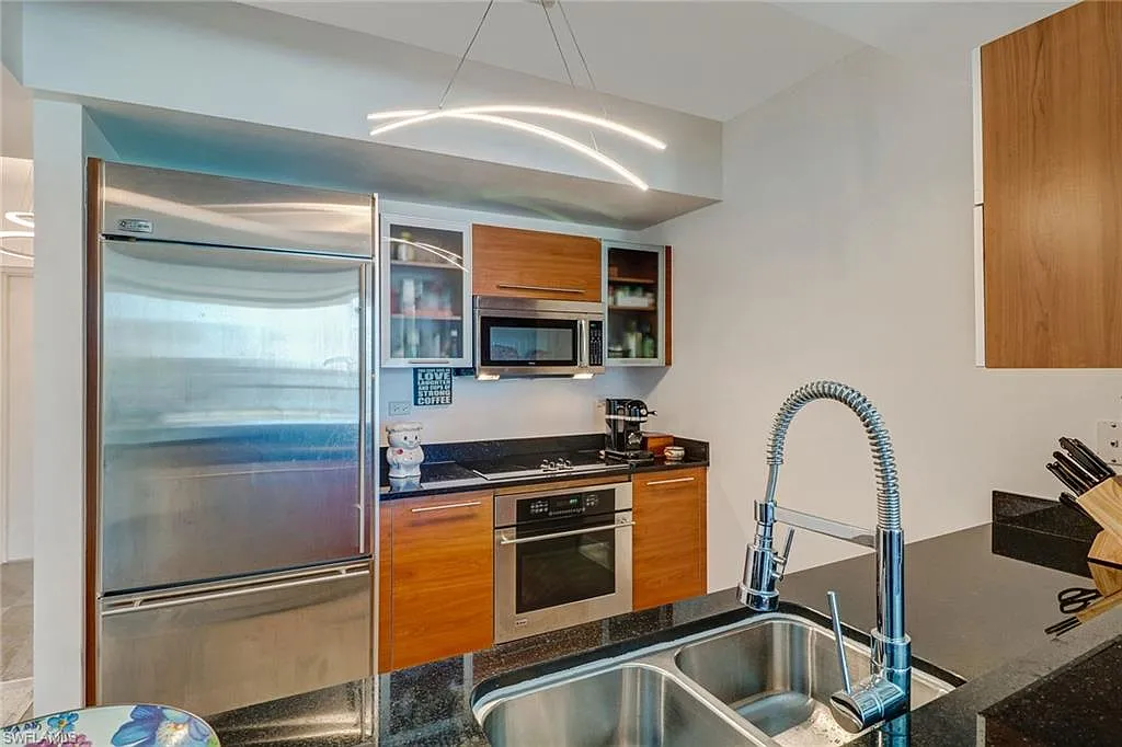 1 bed, 1.5 bath, 867 sqft, $2,500 — Photo 3